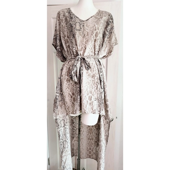 MOVING Must Go!
NWOT entro High/Low Caftan Snake Pattern Small Excellent Cond - Picture 3 of 6